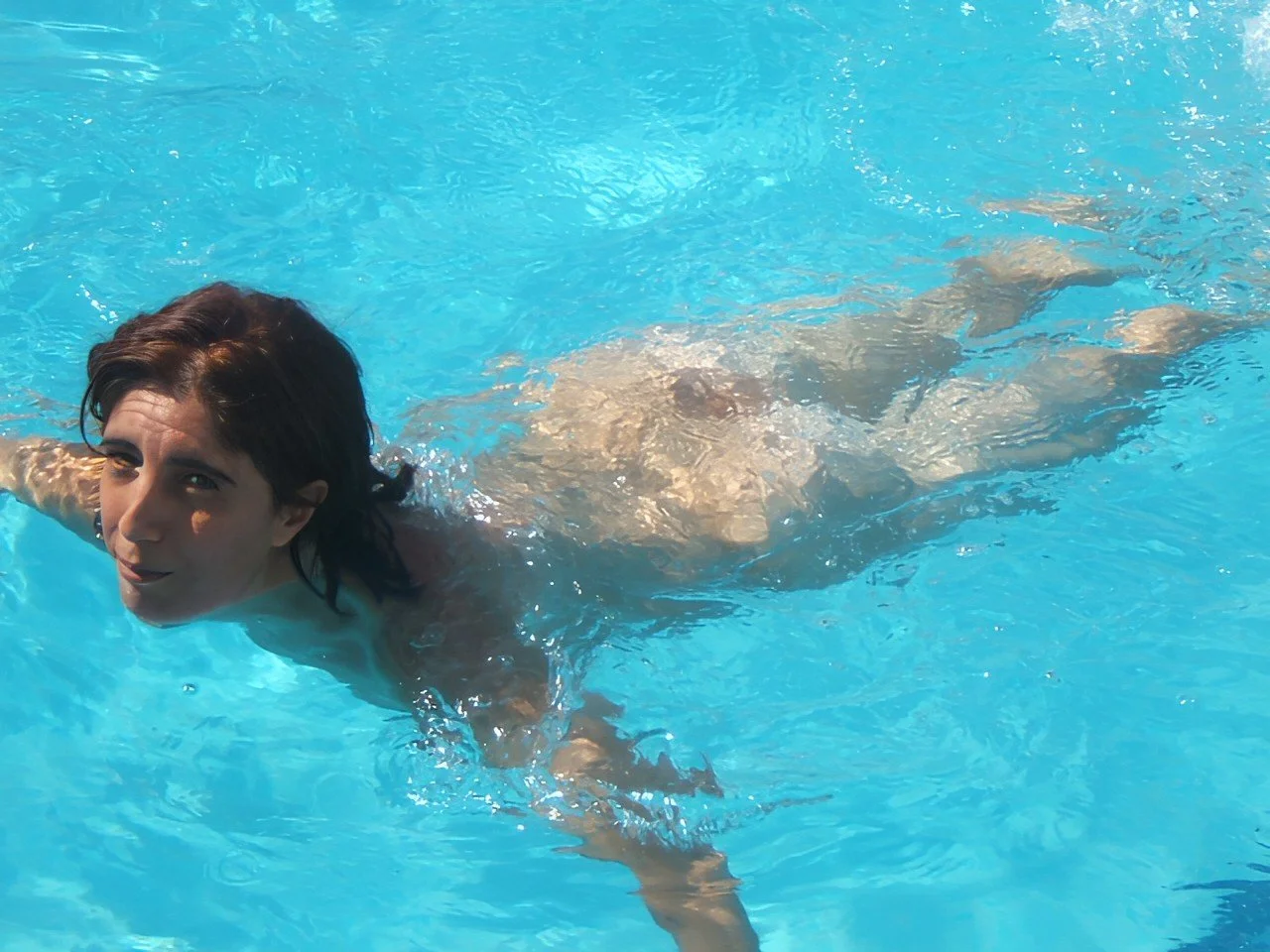 Amateurs nudista con el coño peludo en apartamento. image 6