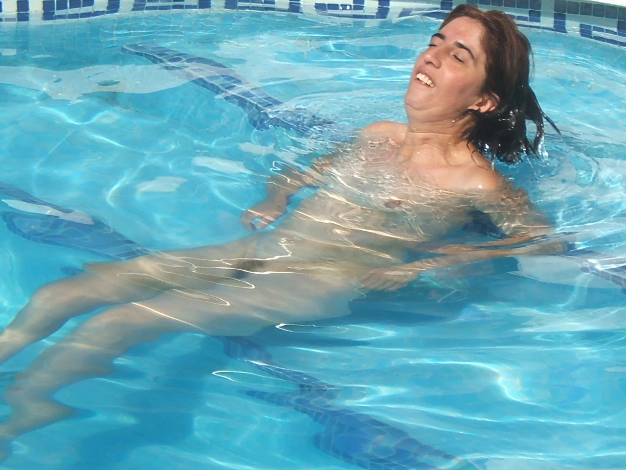 Amateurs nudista con el coño peludo en apartamento. image 7