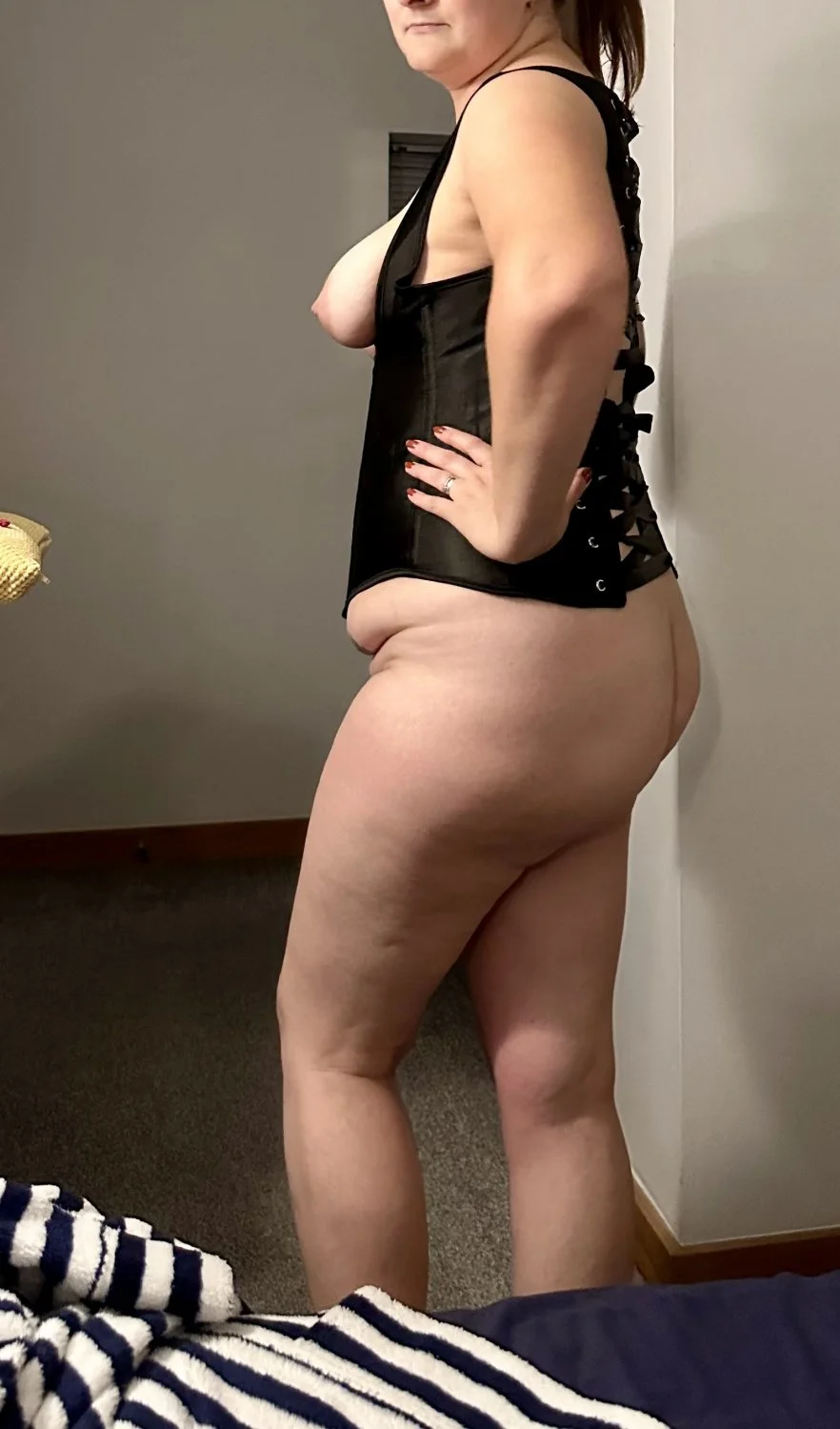 🇬🇧British housewife in black leather. MILF mom married PAWG QOS tinder date. Ready for cock image 1