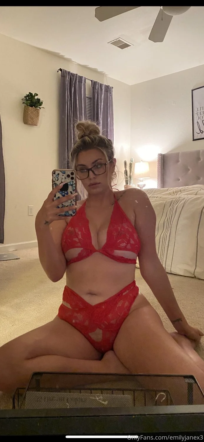 TikTok milf emilyjane image 28