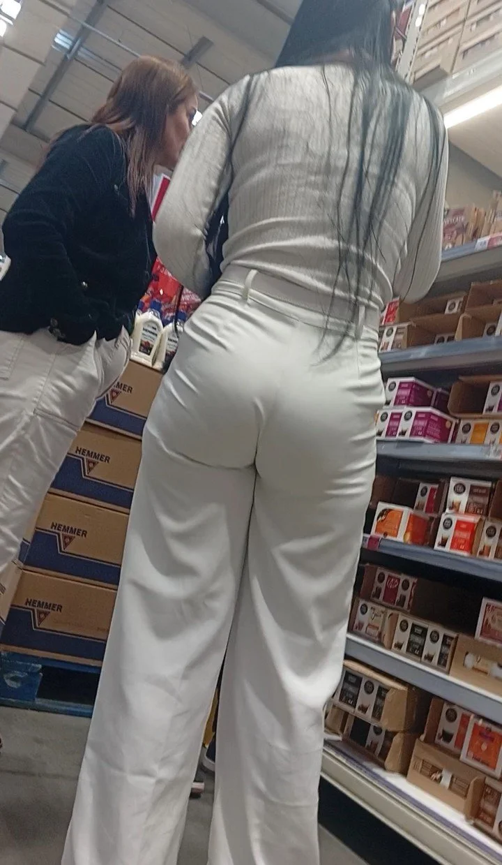 Puta deliciosa com a calça socada no rabo no mercado image 3