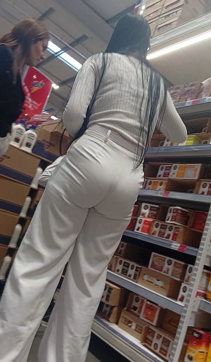 Puta deliciosa com a calça socada no rabo no mercado image 4