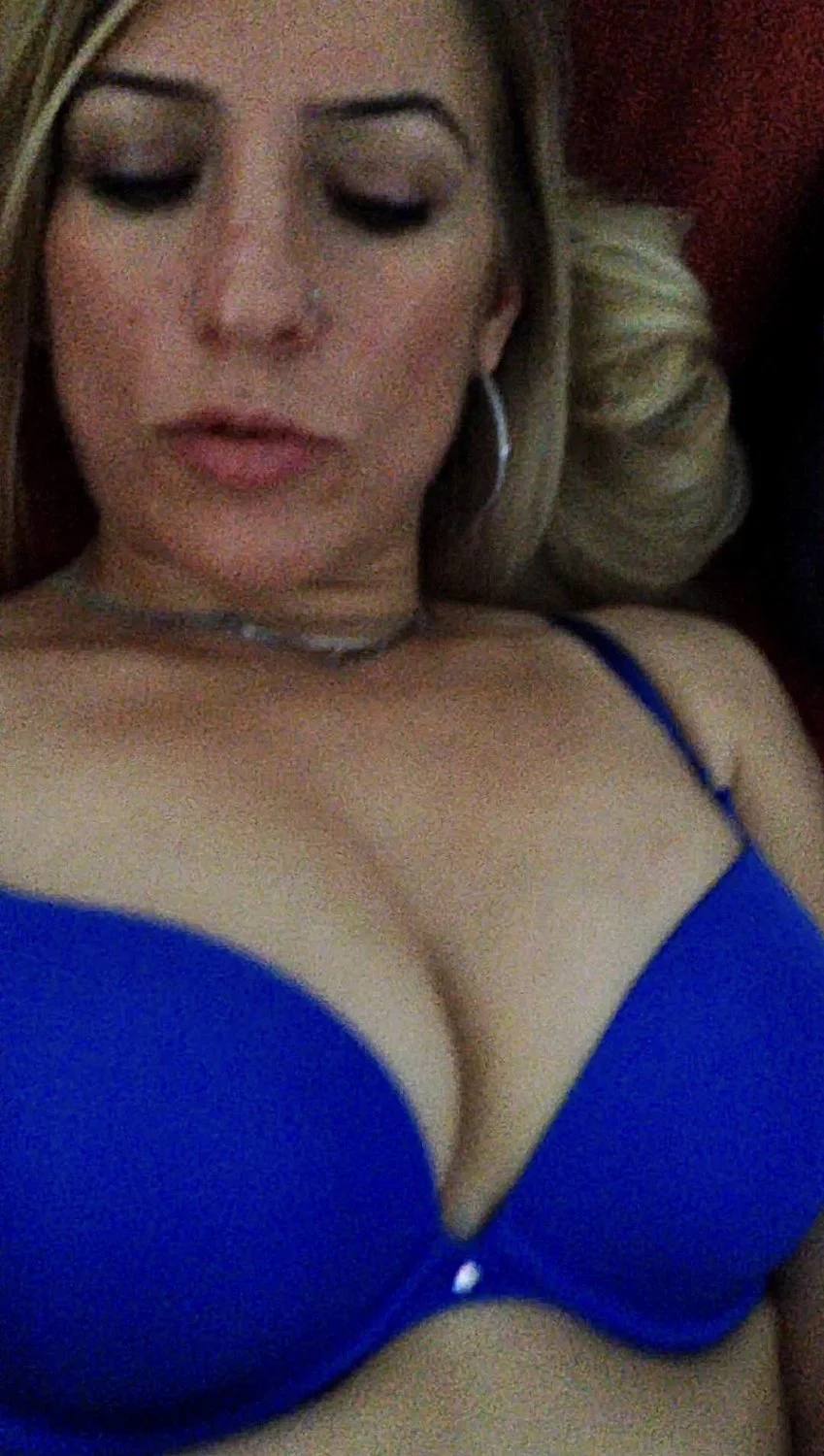 Sexy MILF Tugba fingering her pussy leaked image 3