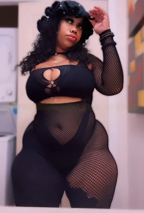 I would kiss her body all day!!!! 🕸️💋 💋💋 main image