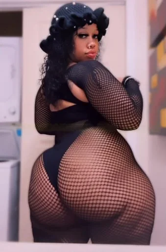 I would kiss her body all day!!!! 🕸️💋 💋💋 image 2