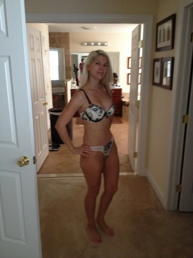 Fit Milf Who Loves Flashing image 14