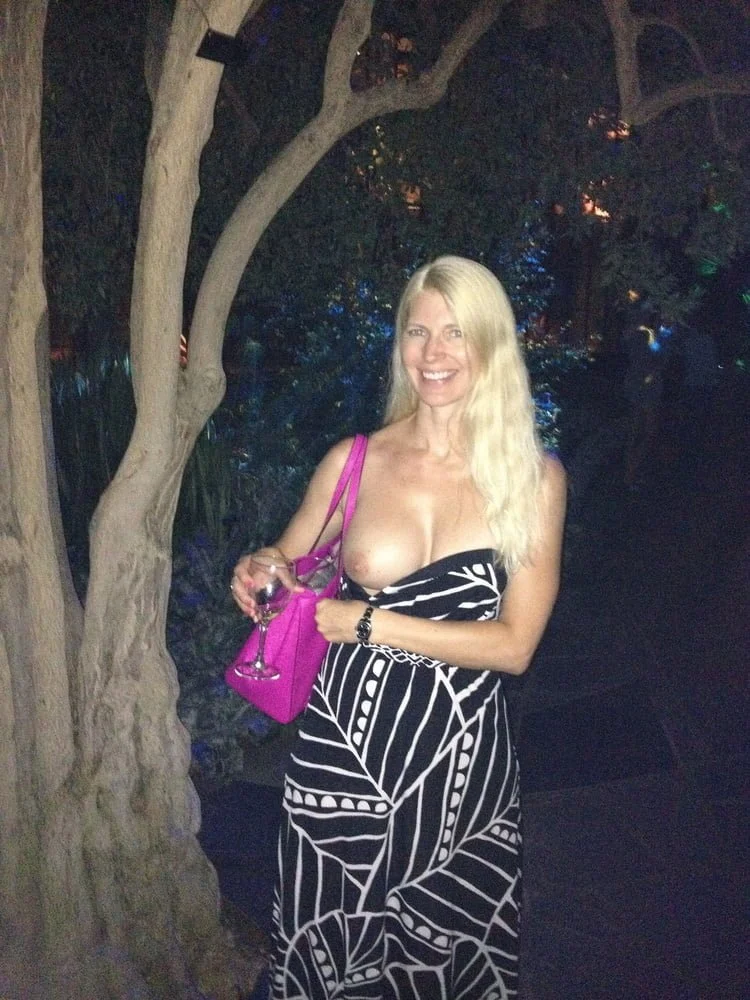 Fit Milf Who Loves Flashing image 3