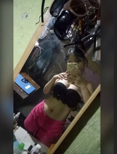 Novinha baixinha dos peitos enormes se exibindo nos Nudes pro namorado cover image