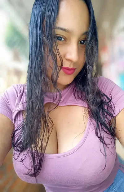 Hermosa morena tetona, que enormes pechos🥵🥵😋😋 cover image