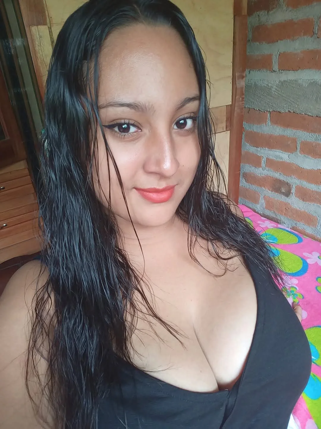 Hermosa morena tetona, que enormes pechos🥵🥵😋😋 image 10