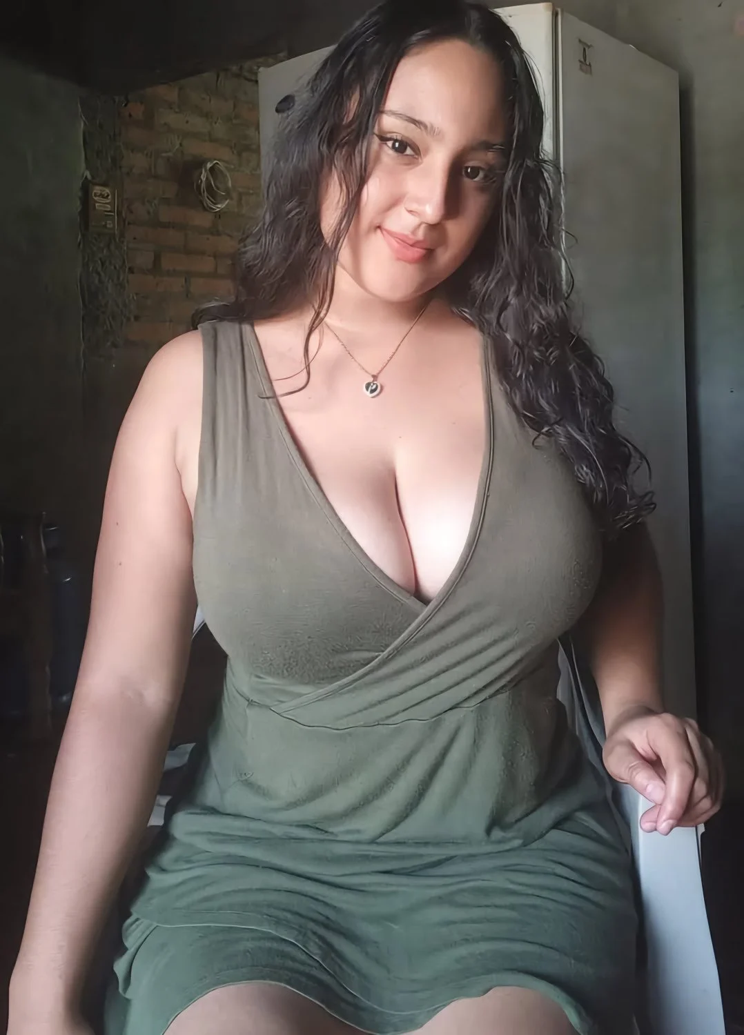 Hermosa morena tetona, que enormes pechos🥵🥵😋😋 image 18