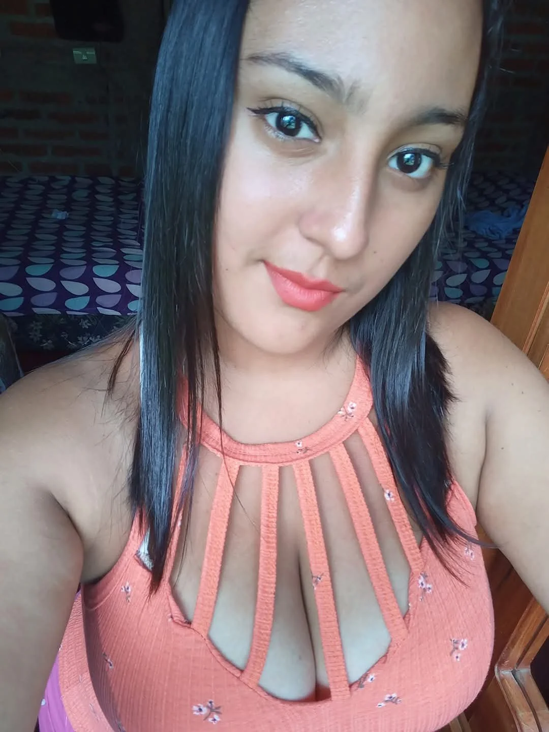 Hermosa morena tetona, que enormes pechos🥵🥵😋😋 image 2