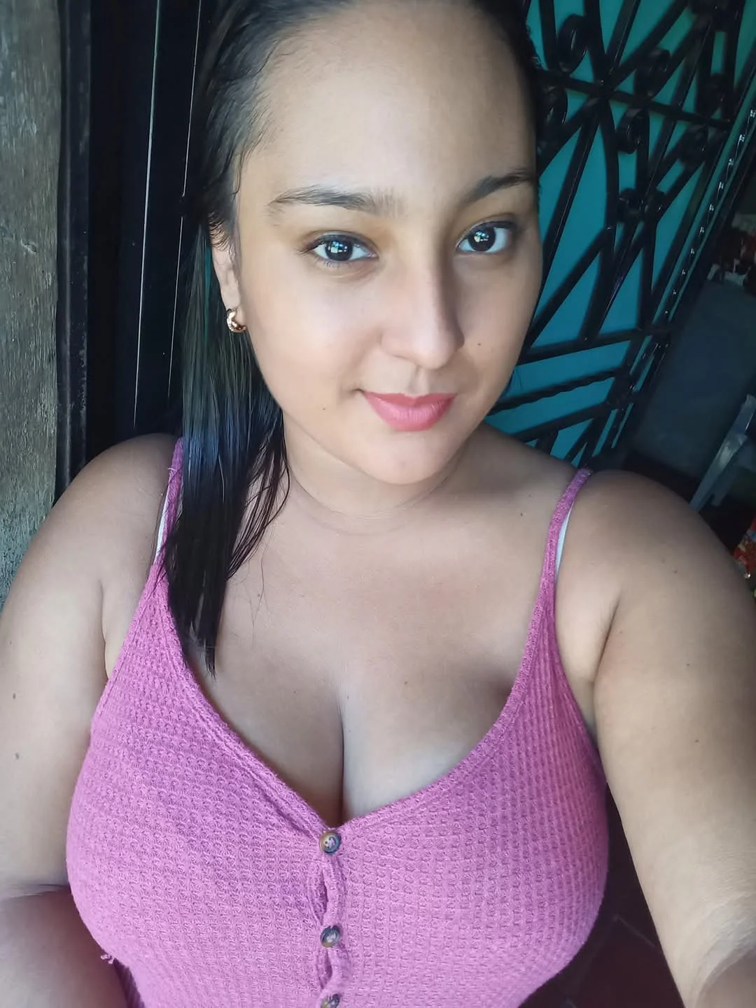 Hermosa morena tetona, que enormes pechos🥵🥵😋😋 image 3