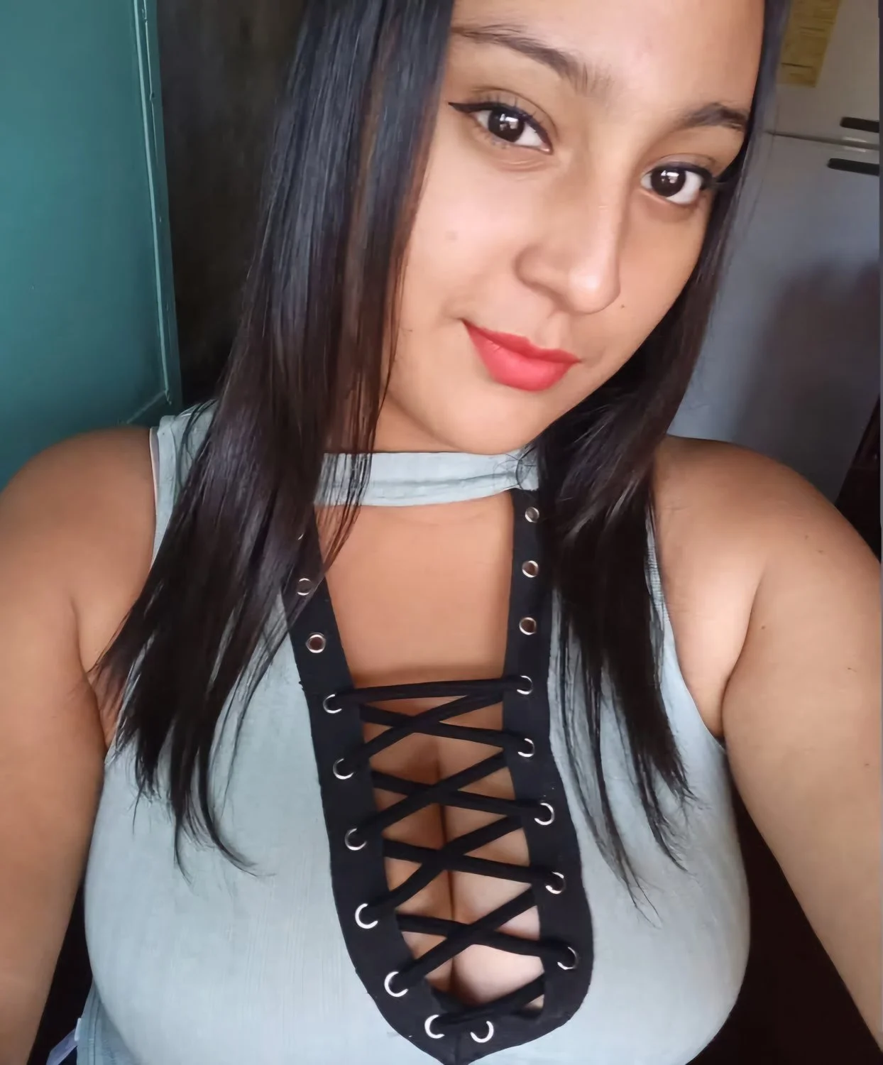 Hermosa morena tetona, que enormes pechos🥵🥵😋😋 image 5