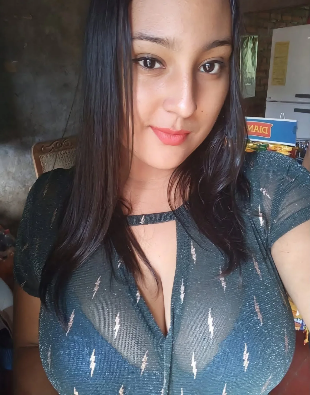 Hermosa morena tetona, que enormes pechos🥵🥵😋😋 image 6