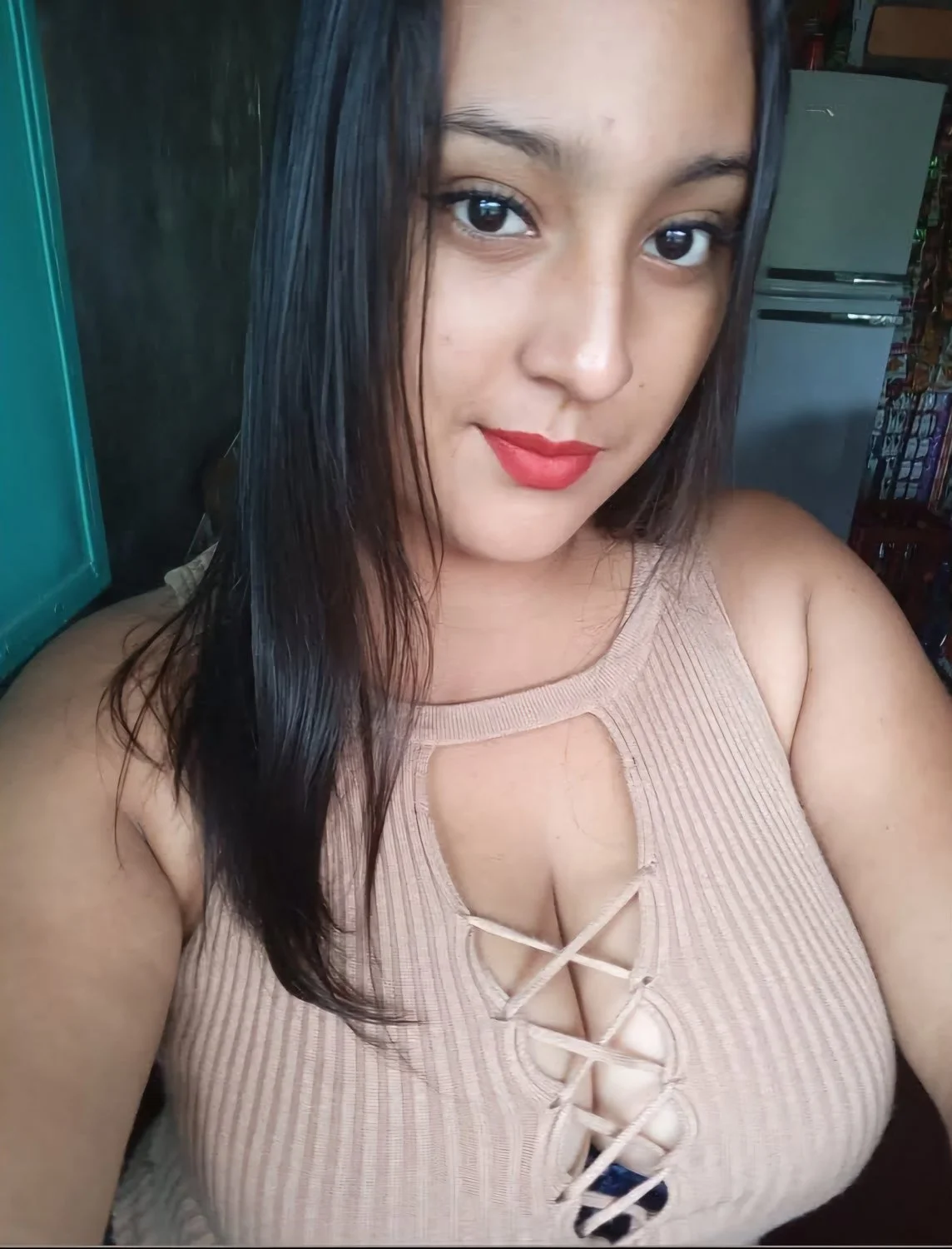 Hermosa morena tetona, que enormes pechos🥵🥵😋😋 image 7