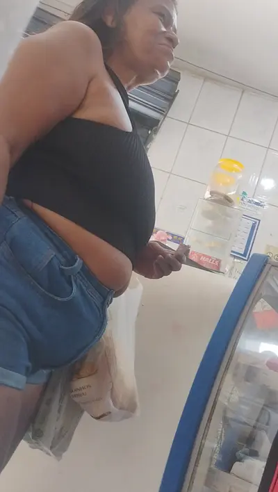 coroa gostosa usando shortinho curto cover image