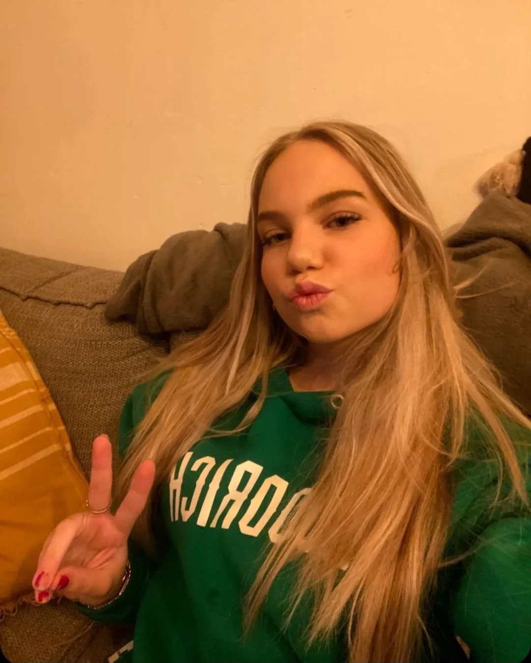 Hottie Julia image 2