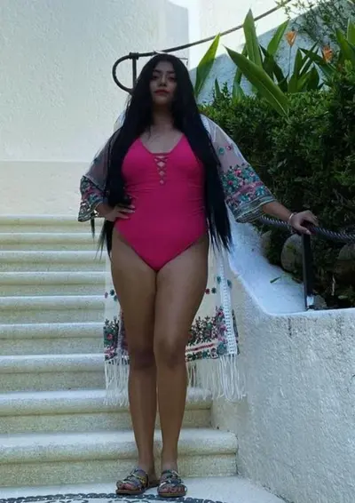Minica mostrando su cuerpo y su culo en bikini cover image