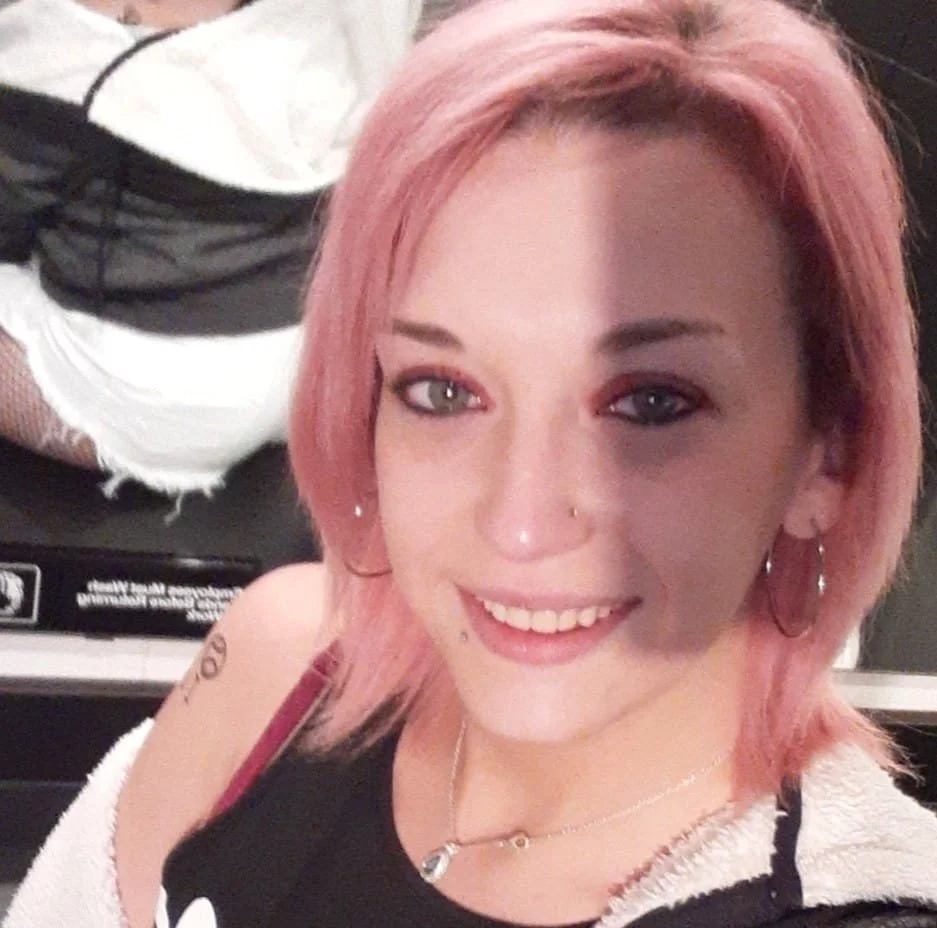 Davina's pretty little pussy image 10