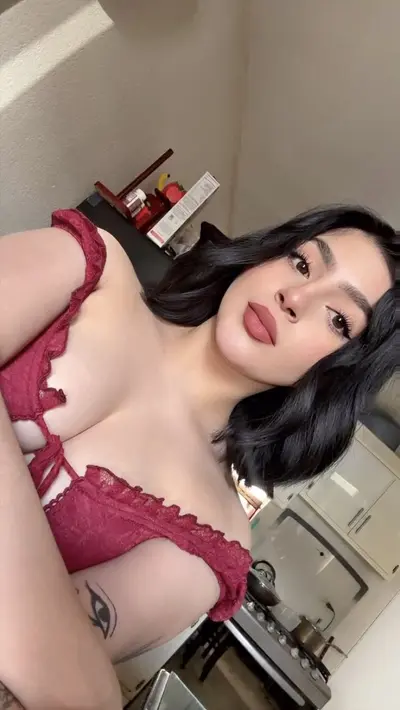 Díganme que le harian a esta pendeja y les mando mas cover image