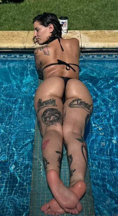 Argentina gótica bebe leite de piroca preta como se fosse agua - goth bbc snowbunny cover image