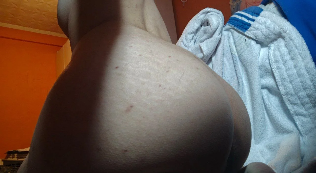 Blanquita culona necesitada de verga image 16