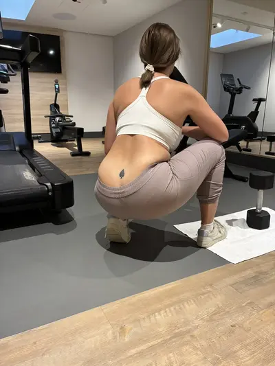 Sua mãe treinando para ter uma bunda maior e agradar os amigos dela! cover image