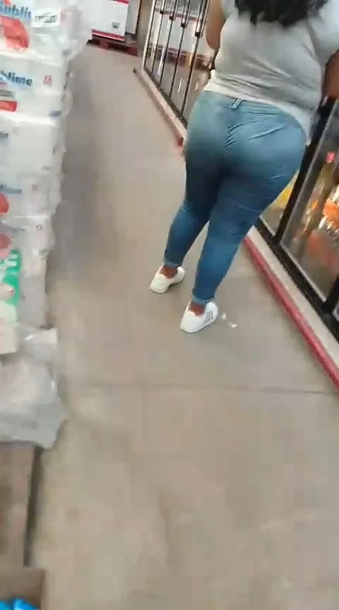 Tremendo culote de señora poblana en el mercado main image