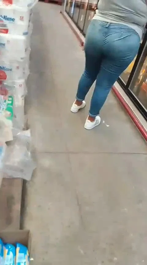 Tremendo culote de señora poblana en el mercado image 2