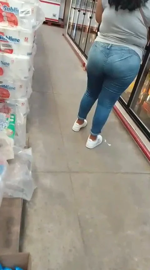 Tremendo culote de señora poblana en el mercado image 3