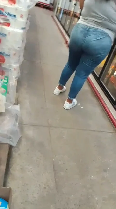 Tremendo culote de señora poblana en el mercado image 4