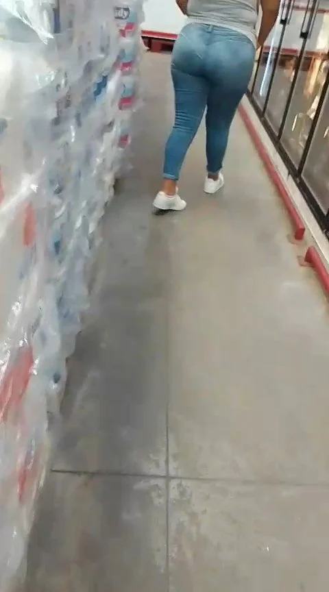 Tremendo culote de señora poblana en el mercado image 7