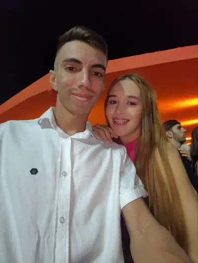 Caiu na net casal novinho fudendo. Putinha foi vazada dando gostoso pro magrelo cover image