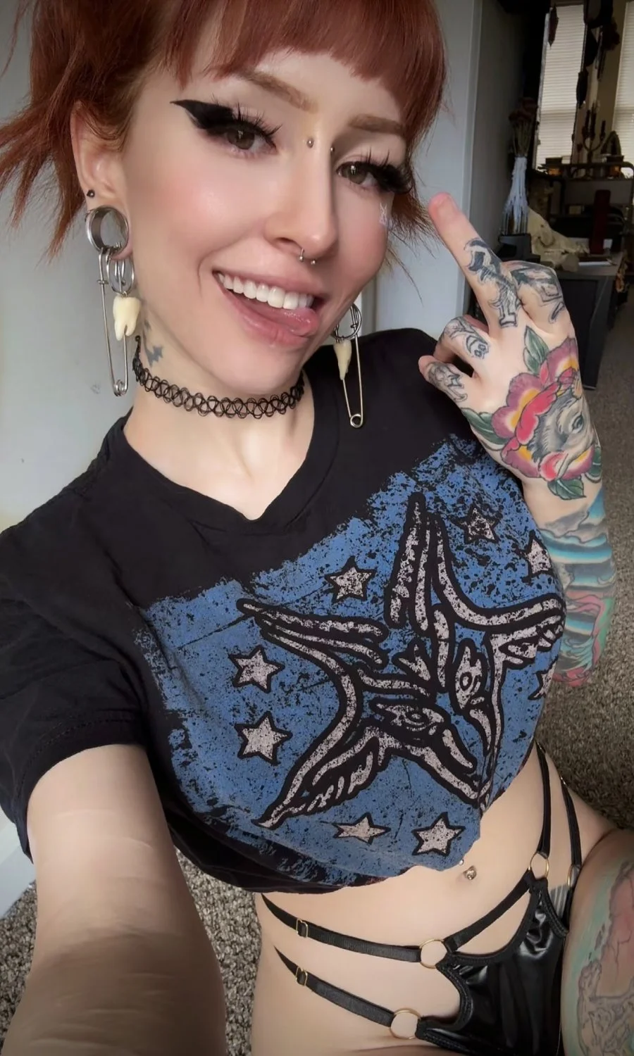 Be a good pig and spoil your goddess main image