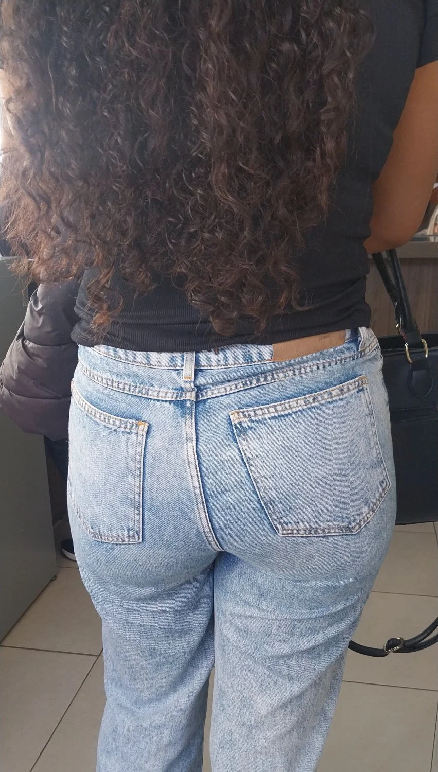 Morena rabuda gostosa na fila image 1