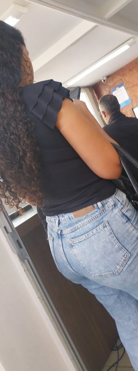 Morena rabuda gostosa na fila image 2