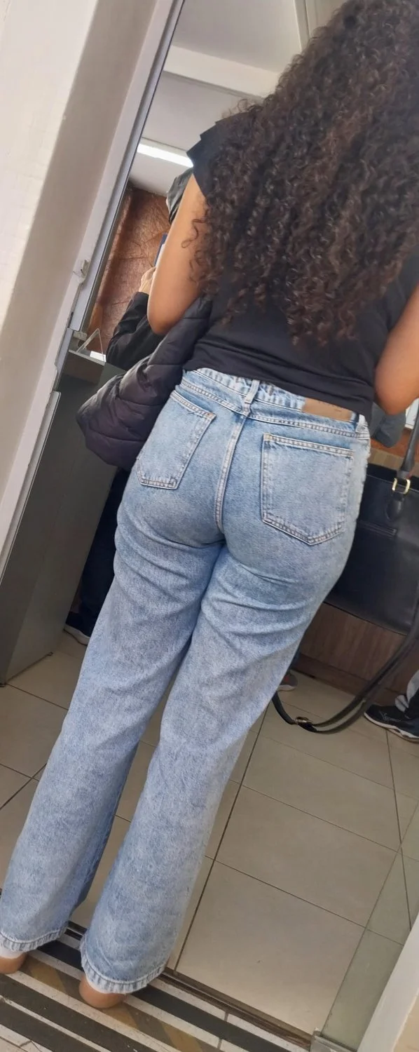 Morena rabuda gostosa na fila image 4