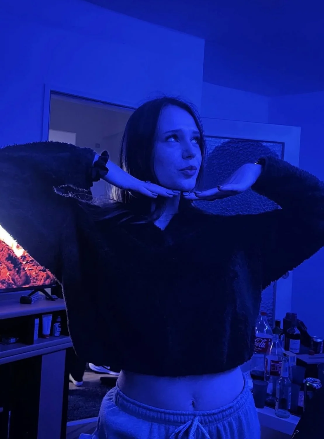 Stunning bitch. Sexy feet image 4
