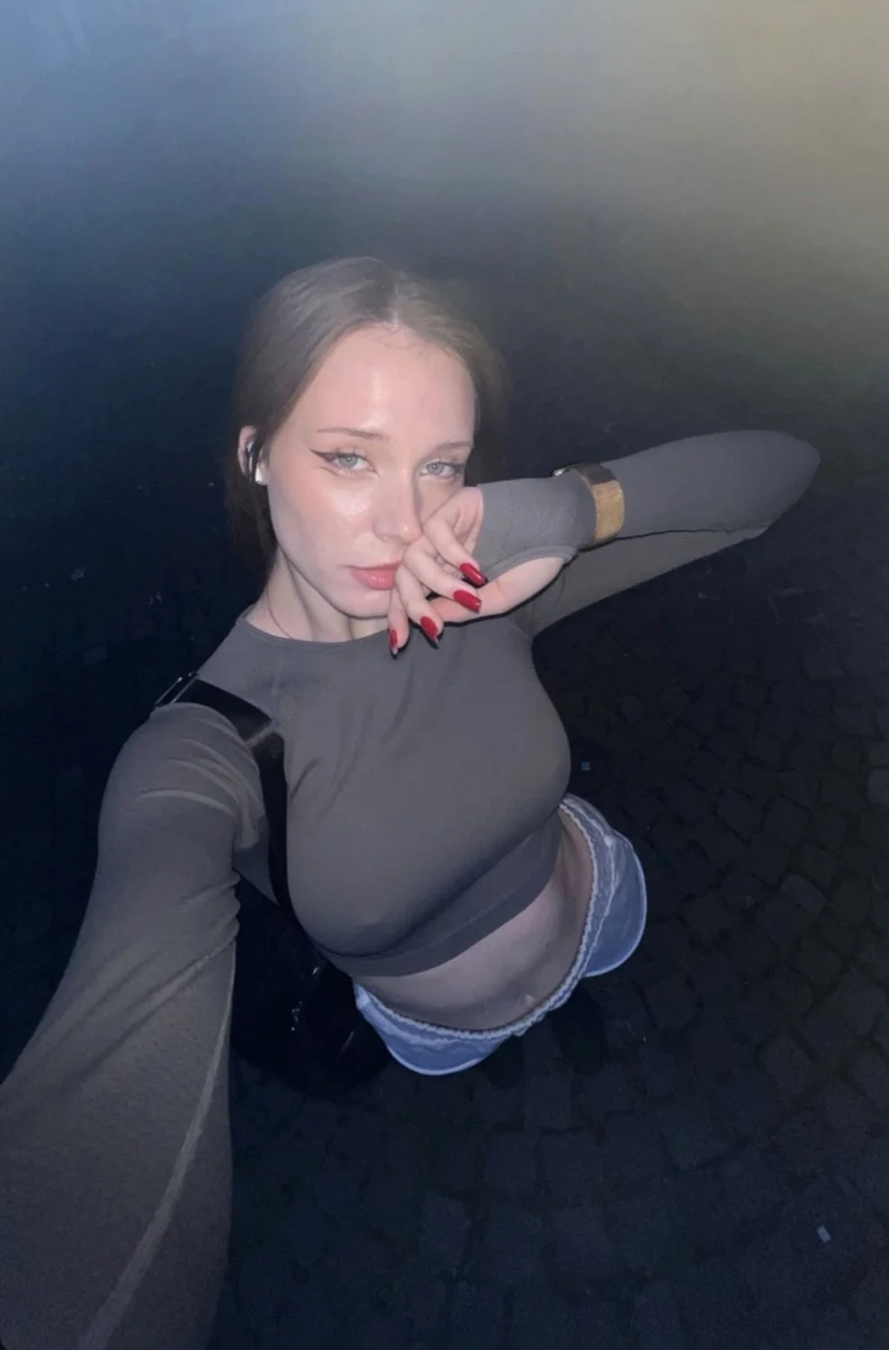 Stunning bitch. Sexy feet image 7