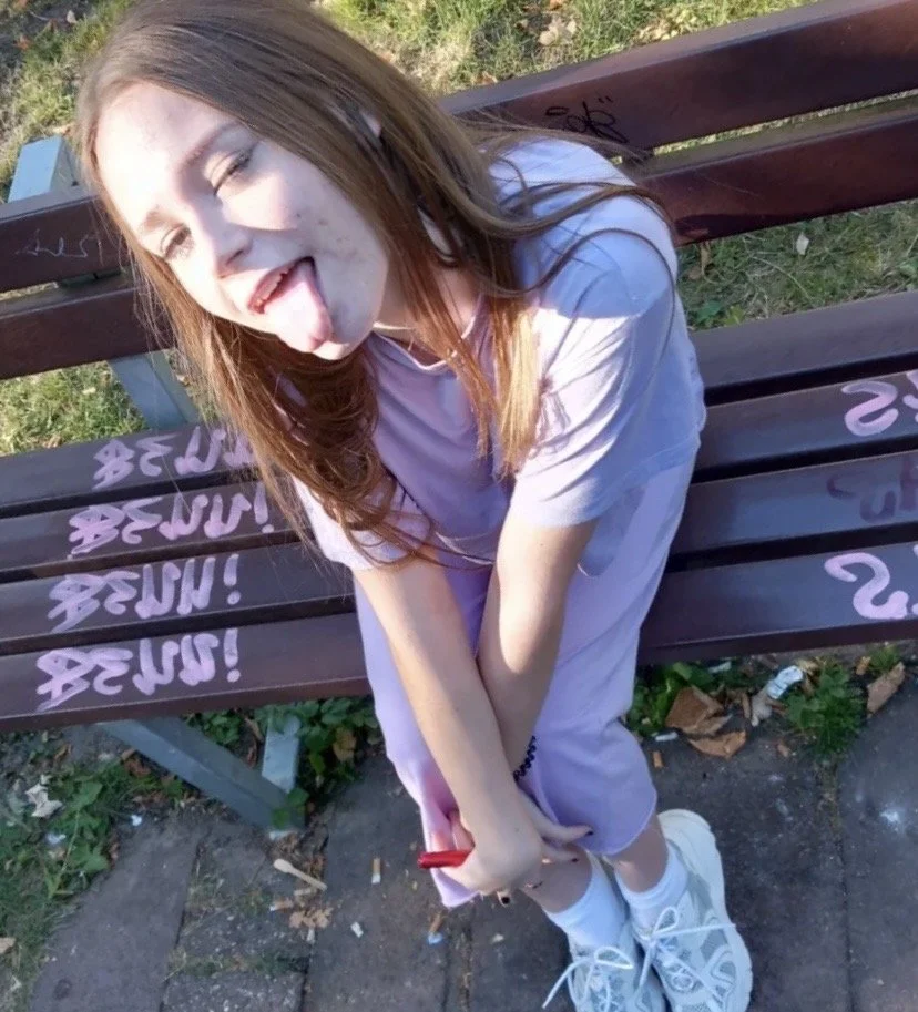 Stunning bitch. Sexy feet image 9