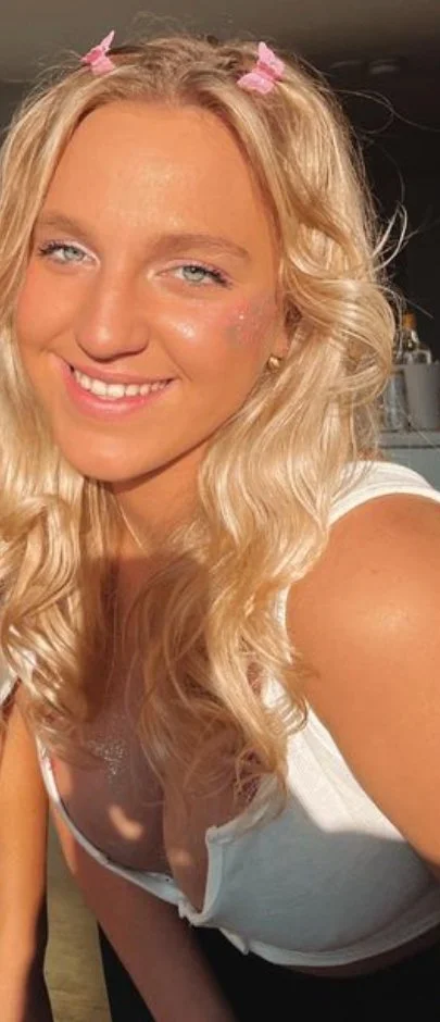 Teen slut Sophie image 2