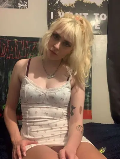 This is the content I want and need. Emo teen ex gf. Pleaseeeee send send send. cover image