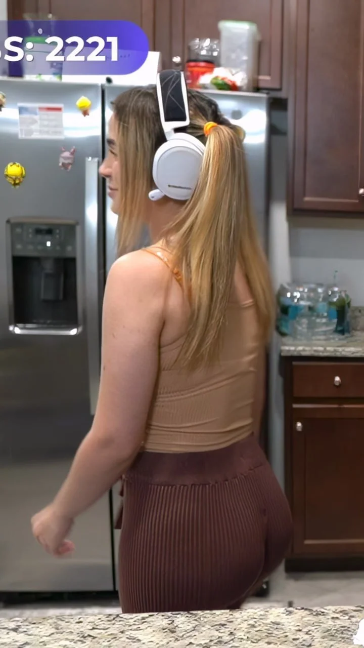 Staryuuki bailando y cocinando mientras mueve el culo caliente streaming tiktok influencer famosa ia image 2
