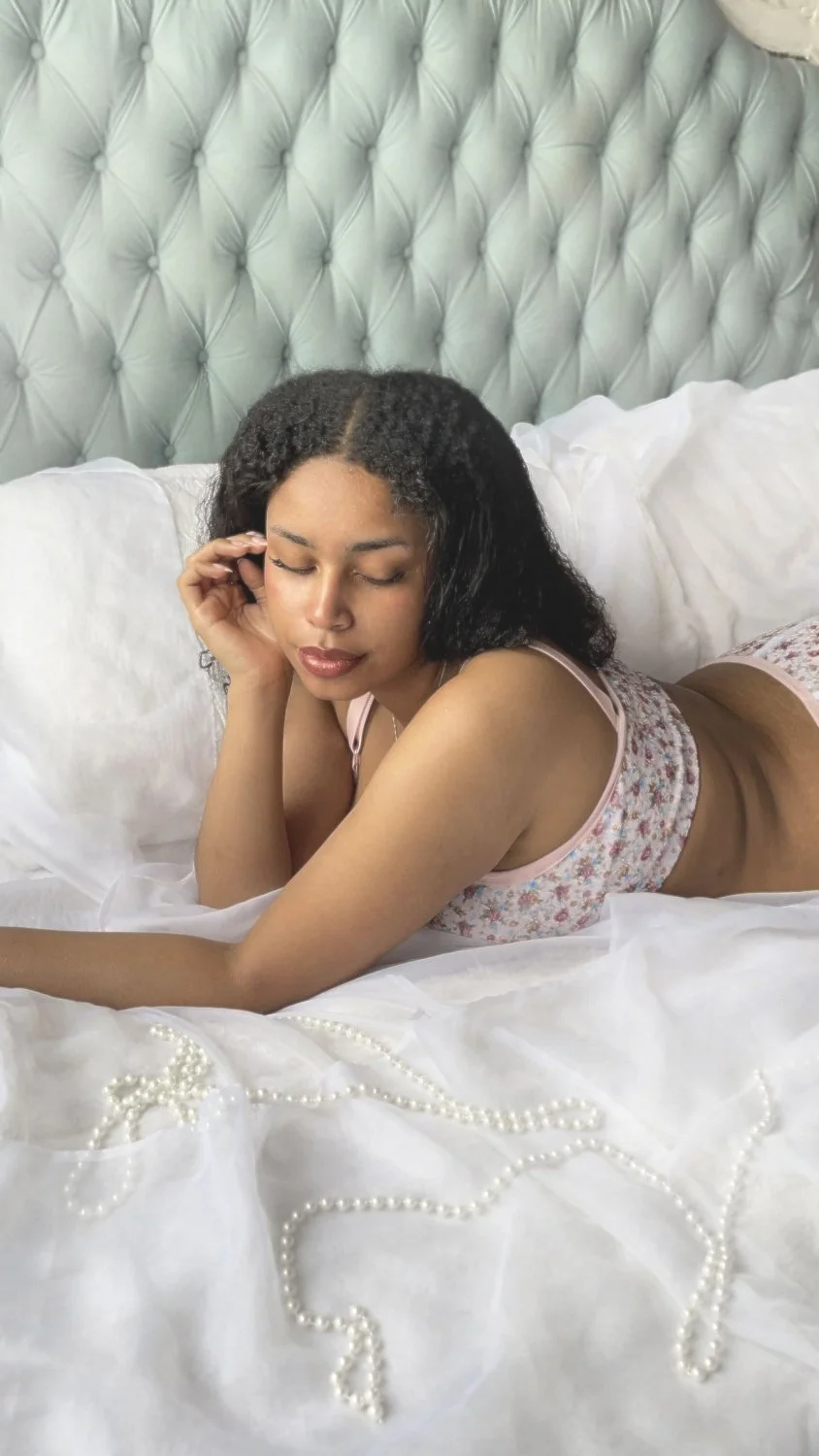 Morena peituda de lingerie image 18