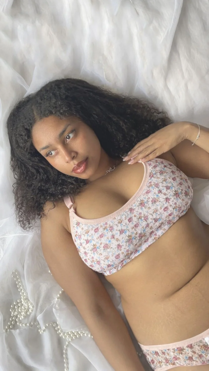 Morena peituda de lingerie image 20