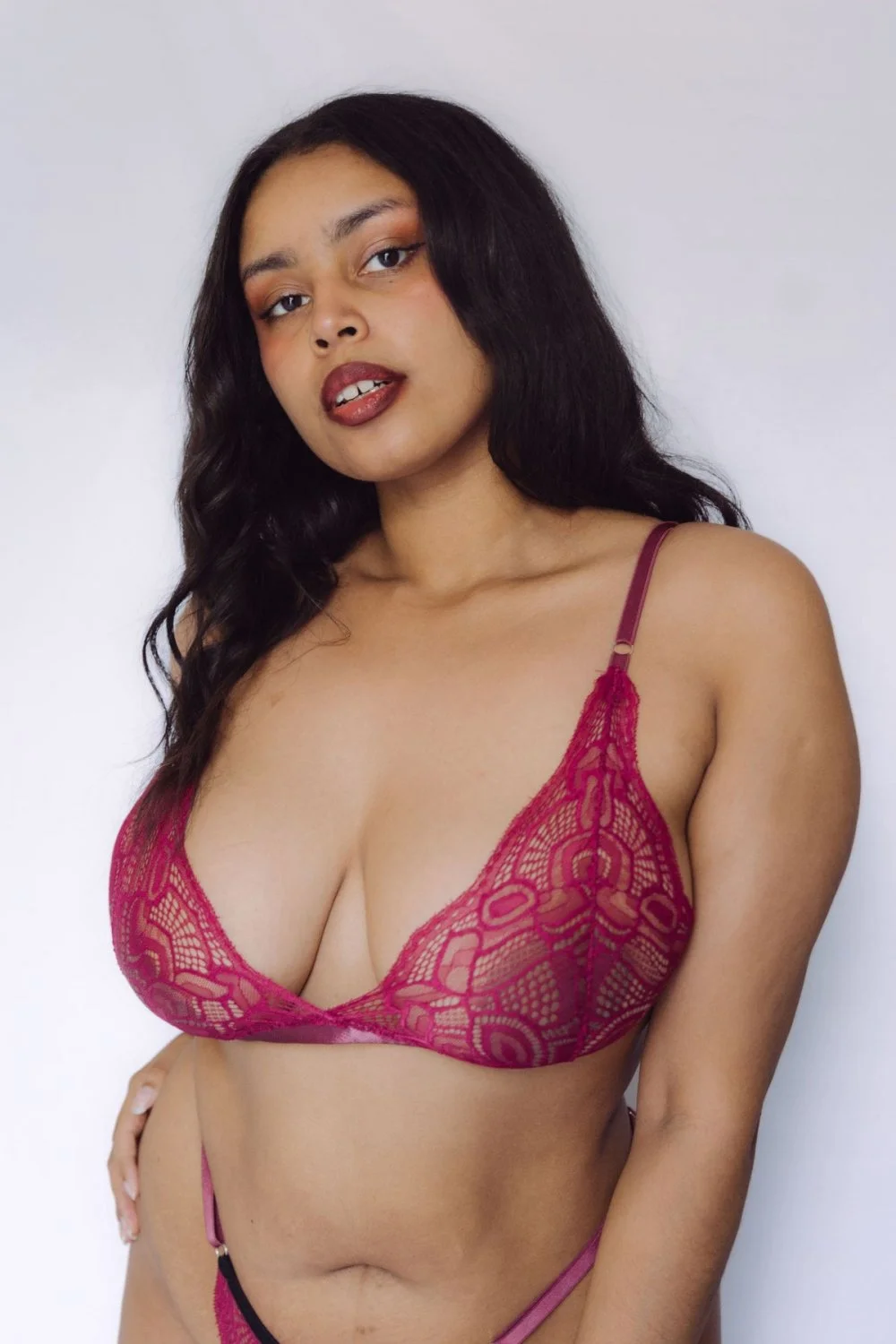 Morena peituda de lingerie image 3