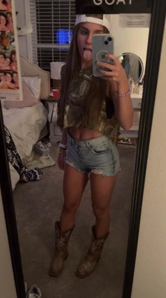 Kik girl Who is she??? Need to know. PM if you have socials or more pics image 32