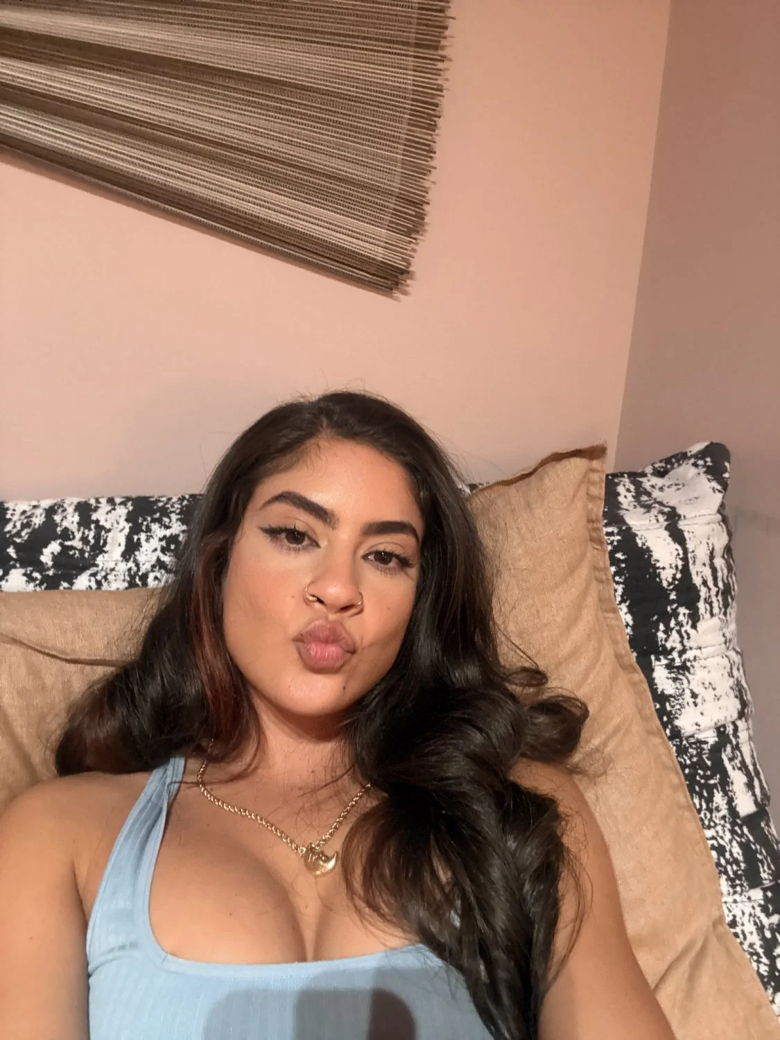 petite latina alondra image 5