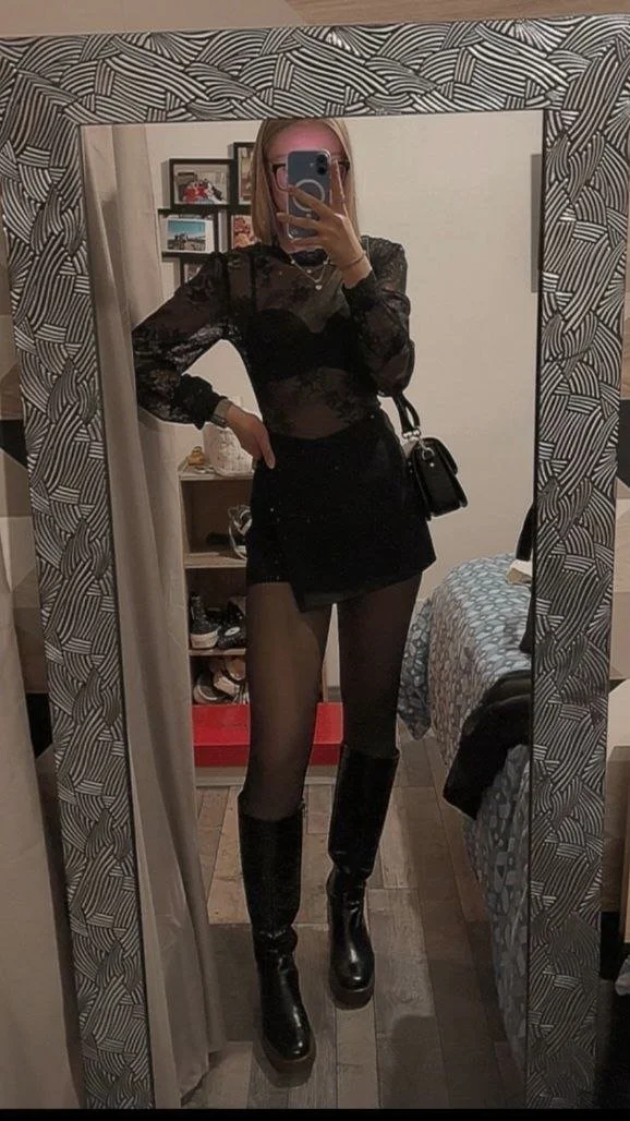 Une jeune Française, belle et sexy, s'exhibe image 12